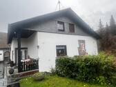 Hausansicht mit Terrasse - 6 Zimmer Mehrfamilienhaus, Wohnhaus zum Kaufen in Bruschied