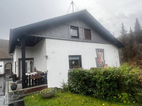 Hausansicht mit Terrasse - 6 Zimmer Mehrfamilienhaus, Wohnhaus zum Kaufen in Bruschied