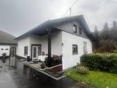 Hausansicht mit Terrasse - 6 Zimmer Mehrfamilienhaus, Wohnhaus in Bruschied