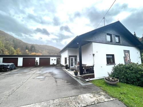 Vorderansicht Haus mit Garage - Mehrfamilienhaus, Wohnhaus mit 240,00 m² in Bruschied zum Kaufen