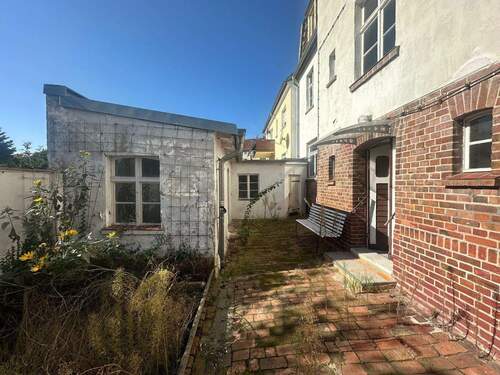 Nebengebäude und Hauseingang - 