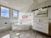Wannenbad mit Tageslicht - 