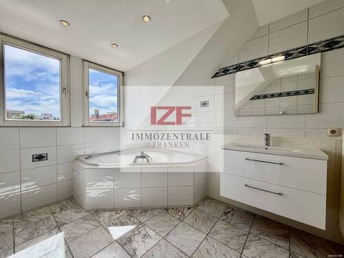 Wannenbad mit Tageslicht - 