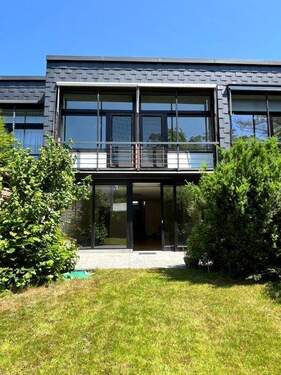 Hausrückseite - ca. 67 m² Garten inkl. Terrasse, Gemeinschafts-Sauna, -Schwimmbad und Garage