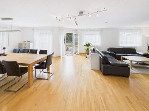 Wohnzimmer mit Gartenzugang - 7 Zimmer Einfamilienhaus zum Kaufen in Nieder-Olm