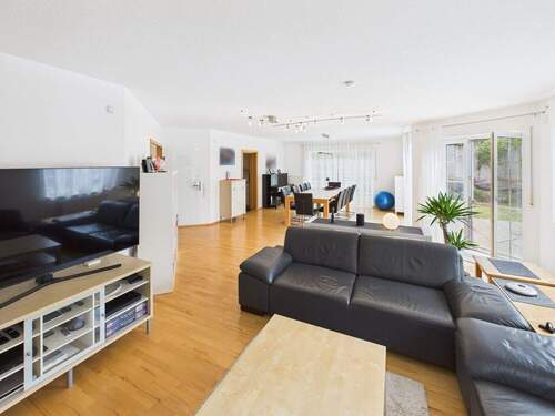 weitläufiger Wohnbereich - 7 Zimmer Einfamilienhaus in Nieder-Olm