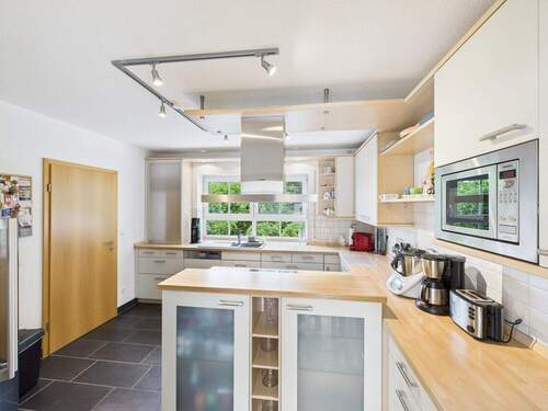 freundliche Küche - Einfamilienhaus mit 210,00 m&sup2; in Nieder-Olm zum Kaufen