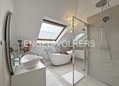 Hochwertig saniertes Tageslichtbad - 