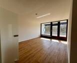 Wohnzimmer mit Zugang zum Balkon - 