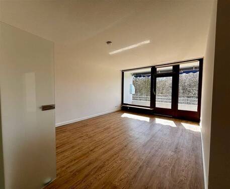 Wohnzimmer mit Zugang zum Balkon - 