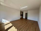 Wohnzimmer mit Zugang zum Balkon - 