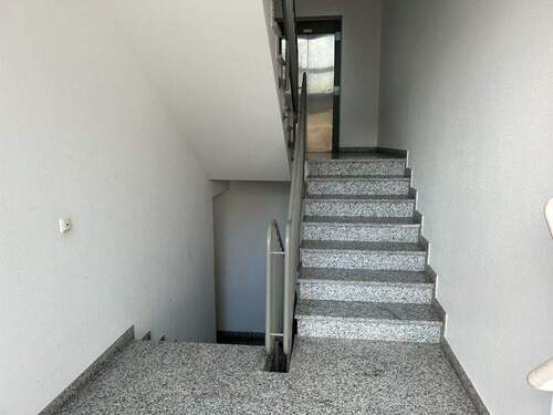 Treppenhaus - 1 Zimmer Etagenwohnung zur Miete in Mainz