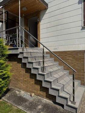 Treppen zum Haus - 5 Zimmer Mehrfamilienhaus, Wohnhaus in Guxhagen