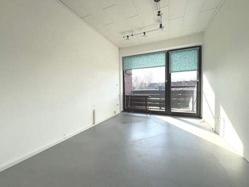 Bodentiefe Fenster machen die Räume hell und weit - 