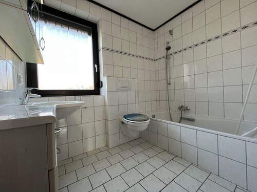 Glänzende Fliesen lassen das Bad größer wirken - 