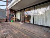 Die Holzterrasse lädt zum Verweilen ein - 