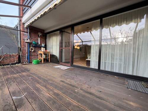 Die Holzterrasse lädt zum Verweilen ein - 