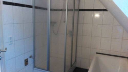 Bad mit Dusche und... - 4 Zimmer Etagenwohnung in Vrees