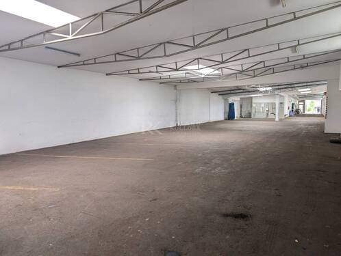 Hallenfläche - HalleAusstellungsflächeProduktion mit Büro in Flughafennähe