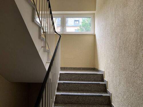 Treppenhaus mit ... - Etagenwohnung mit 60,00 m² in Wiesbaden zum Kaufen