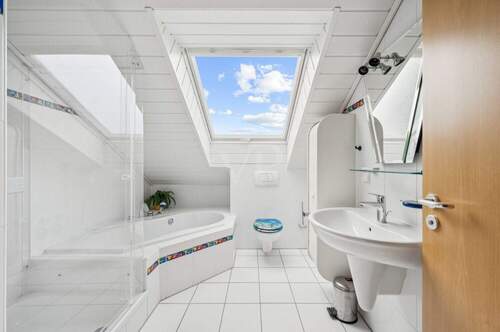 helles Badezimmer im Dachgeschoß - 