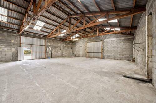 große Maschinen- oder Lagerhalle - 