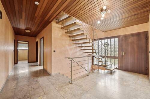 Eingangsbereich und Diele - Einfamilienhaus mit 258,00 m&sup2; in Stein-Bockenheim zum Kaufen