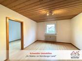 Wohnzimmer - Zentral gelegene 2,5-Zimmer-Wohnung mit Einbauküche & Balkon in Röthenbach