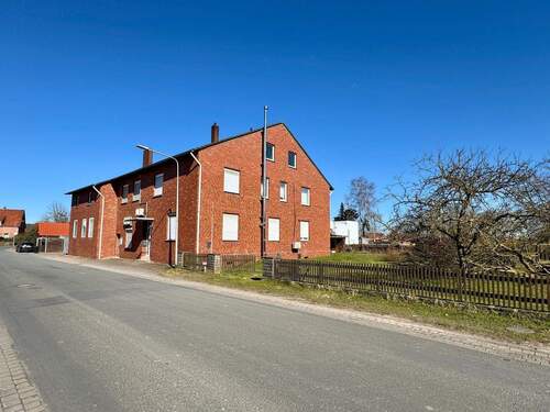 Seitenansicht - Mehrfamilienhaus, Wohnhaus mit 350,00 m&sup2; in Wunstorf zum Kaufen