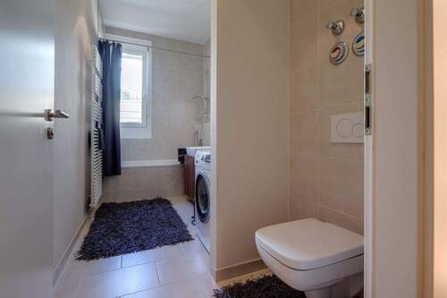 Blick zum Badezimmer - 