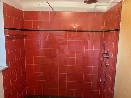 Bad mit großer Dusche - 