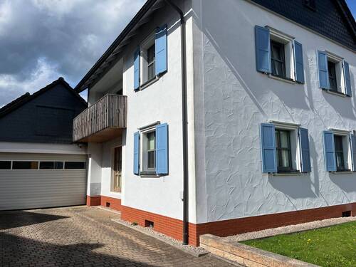 Ansicht mit Garage - Großzügiges Einfamilienhaus mit Gewerbe, Doppelgarage und großem Grundstück!