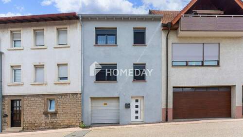 Außenansicht 1 - Geräumiges Reihenmittelhaus mit neuer Terrasse und direktem Garagenzugang - Ihr Traumzuhause!