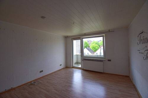 Wohnzimmer mit Zugang zum Balkon - 