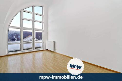 Wohnzimmer - Bogen trifft Balkon: Bezugsfreie Dachgeschosswohnung mit 5?m Deckenhöhe und Balkon