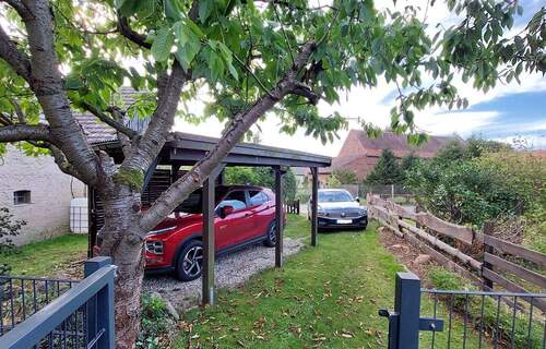Carport mit weiterem Stellplatz - 2 Zimmer Einfamilienhaus zum Kaufen in Wiesengrund