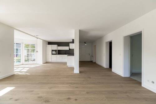 EG Wohnzimmer mit Blick zur Küche und Flur - 