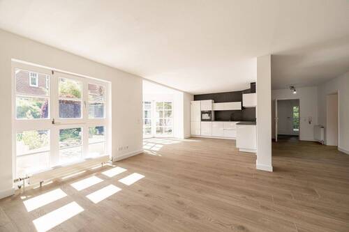 EG Wohnzimmer mit Blick zur Küche - 