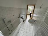 Bad mit Wanne.JPG - Etagenwohnung mit 61,00 m&sup2; in Gera zur Miete