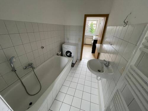 Bad mit Wanne.JPG - Etagenwohnung mit 61,00 m&sup2; in Gera zur Miete