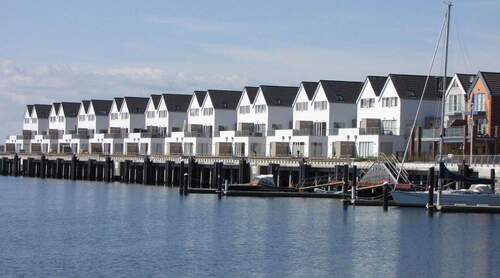 Häuserzeile vom Hafenbecken - Ferienwohnung mit Mee(h)rblick - voll saniert!