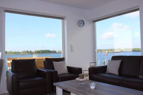 Wohnzimmer mit Wasserblick - 