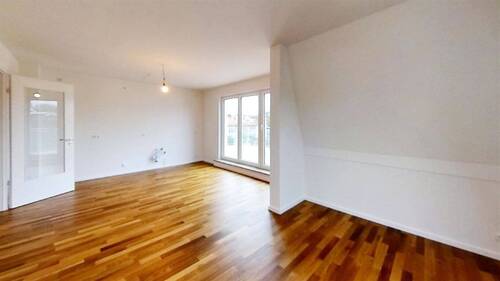 das Wohnzimmer - wenn es nicht eingerichtet ist - Etagenwohnung mit 80,40 m&sup2; in München zur Miete