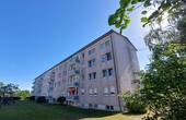 Hausbild - Familienfreundliche 4-Zimmer-Wohnung mit Balkon