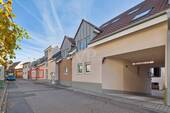 Vorderansicht mit Hofeinfahrt - Etagenwohnung mit 102,60 m&sup2; in Saulheim zum Kaufen