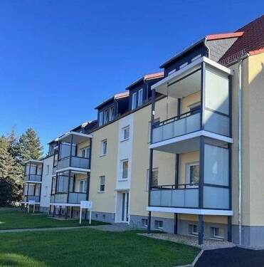 Außenansicht Wohnhaus - 3-Zimmer-Wohnung mit Balkon in ruhige Lage am Stadtrand von Neukieritzsch
