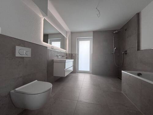 Dusch- und Wannenbadezimmer - 