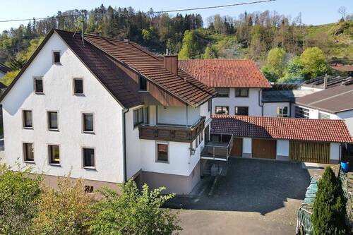 Objektbild - . Anwesen mit ca. 1.800 m² Grundstück . großzügiges Wohnhaus mit viel Charme