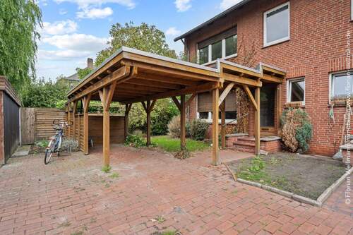 Carport und überdachter Hauseingang - 