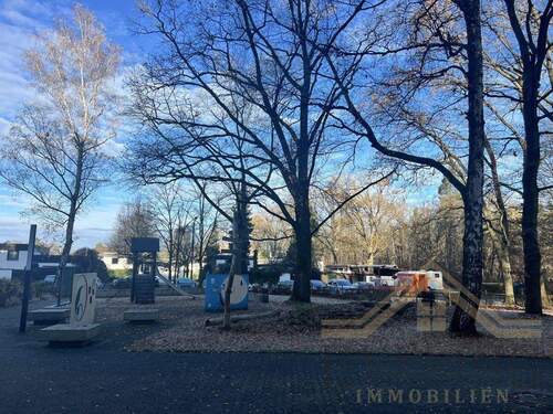 Spielplatz vor dem Haus - 